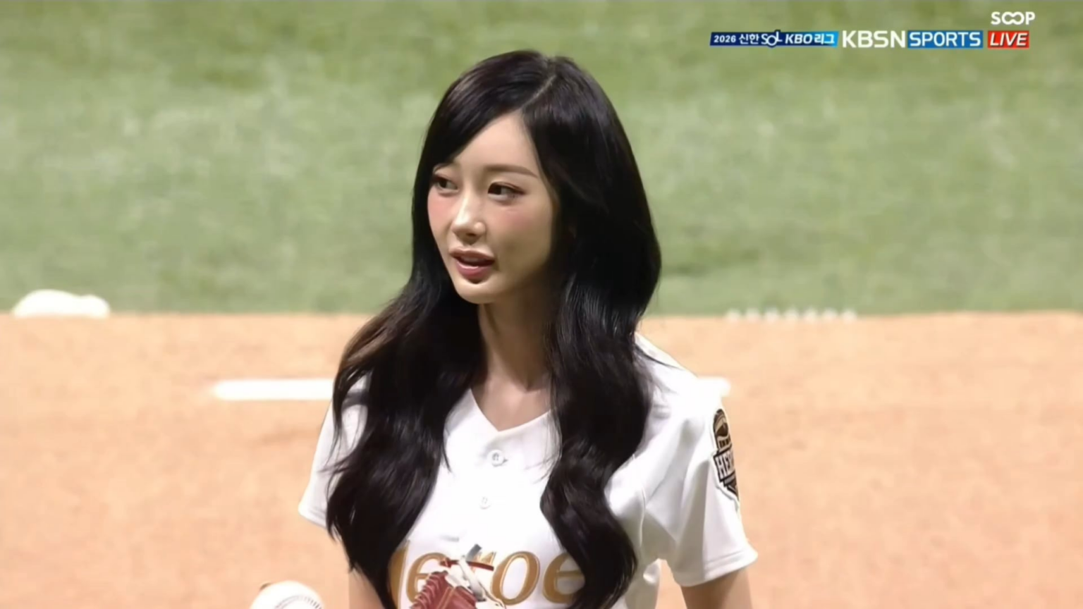 260826 جيزيل تلقي أول رمية احتفالية لأبطال Kiwoom في Gocheok Sky Dome