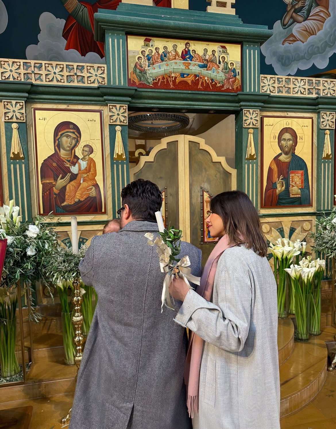 ناصيف زيتون حاملاً ابنه الياس الى جانب زوجته دانييلا رحمة في عيد الشعانين (انستغرام)