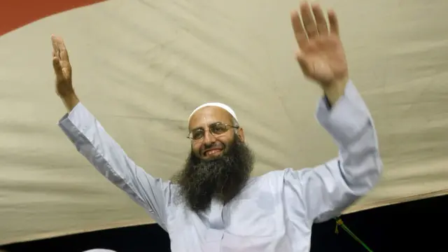 الشيخ أحمد الأسير وسط أنصاره في صيدا، في 18 يوليو/تموز 2012، عقب هجوم في دمشق أسفر عن مقتل مسؤولين بارزين في نظام بشار الأسد.