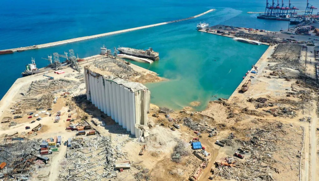 اثار الدمار في المرفأ.