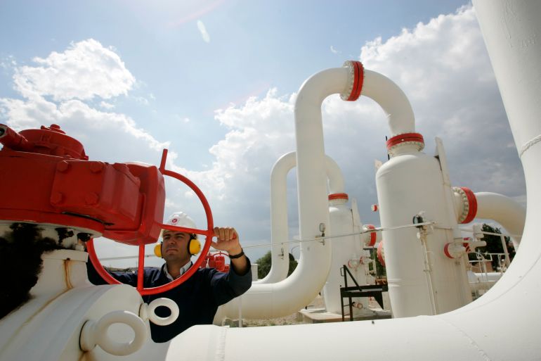 A worker checks the valve gears in a natural gas control centre of the Turkey's Petroleum and Pipeline Corporation, 35 km (22 miles) west of Ankara, May 18, 2007. Turkey will invest $3.5 billion in Iran's South Pars gas field starting from 2008, two senior Turkish energy ministry officials told Reuters on Wednesday. Late last week Turkey announced that it had signed a deal to use Iran as a transit route for Turkmen gas and that it would also develop Iran's South Pars gas field to transport gas on to Europe. REUTERS/Umit Bektas (TURKEY)
