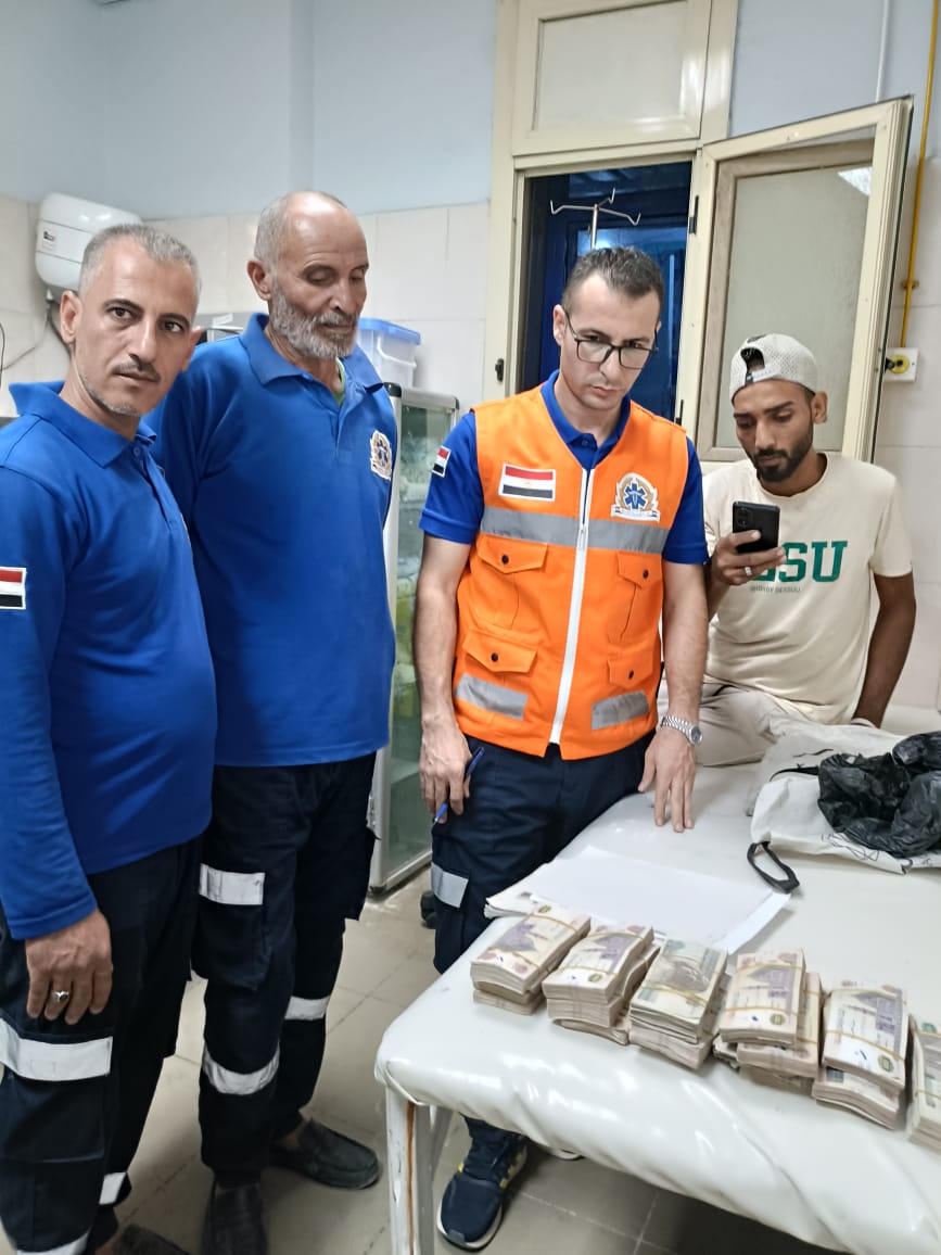 طاقم إسعاف يعيد ربع مليون جنيه لذوى مصاب بحادث فى القليوبية  (3)