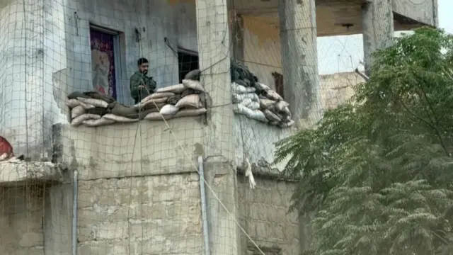 جندي إسرائيلي في نقطة تفتيش داخل مبنى سكني قرب مقر قوات اليونيفيل في الناقورة جنوب لبنان