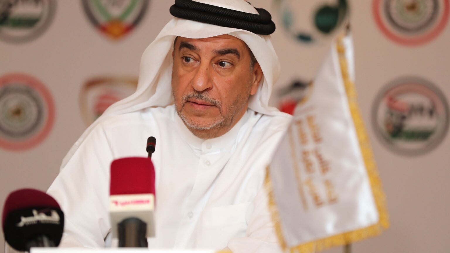 “الأسعار مرتفعة عليك فأنت من أهل جدة!” .. الأمين العام للاتحاد الخليجي يستفز صحفيًا سعوديًا قبل انطلاق البطولة alt