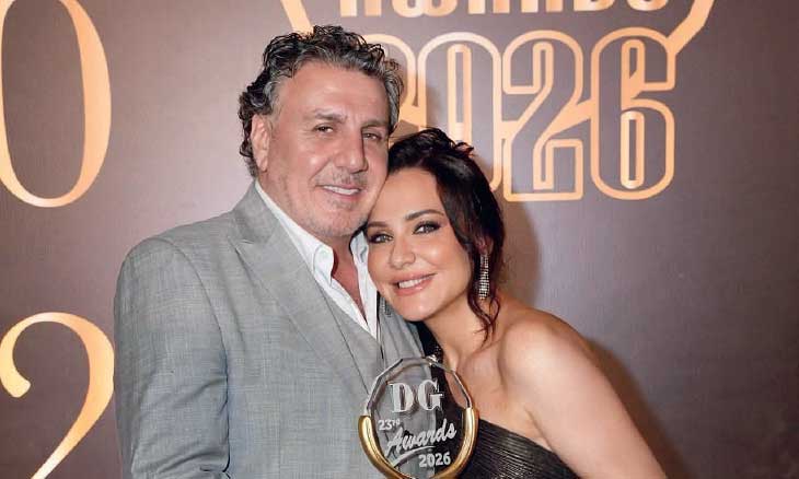 سلاف فواخرجي تتوج بجائزة «إنجاز الحياة» في مصر… ووائل رمضان يحتضنها سلاف فواخرجي تتوج بجائزة «إنجاز الحياة» في مصر... ووائل رمضان يحتضنها