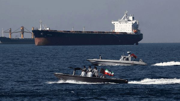 الحرس الثوري يواصل تحذير السفن التي تنوي المرور عبر الممر العماني (وكالة فارس الإيرانية)