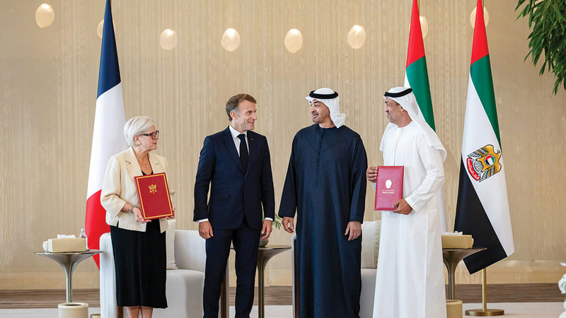 رئيس الدولة والرئيس الفرنسي يشهدان إعلان إطار عمل الشراكة الدفاعية الاستراتيجية بين البلدين رئيس الدولة والرئيس الفرنسي يشهدان إعلان إطار عمل الشراكة الدفاعية الاستراتيجية بين البلدين