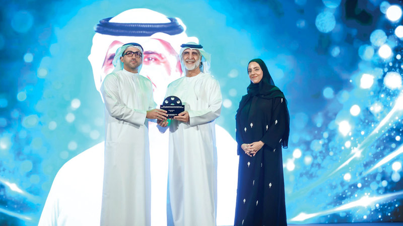 «بيت القرم» يضيء الليلة الأولى لـ «الشارقة السينمائي» فاهم القاسمي يكرّم حبيب غلوم بحضور جواهر بنت عبدالله القاسمي. من المصدر