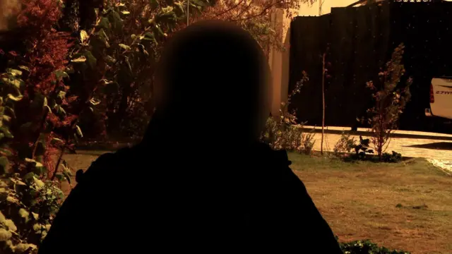 صورة ظلية لأمل خلال مقابلتها مع بي بي سي في بغداد 