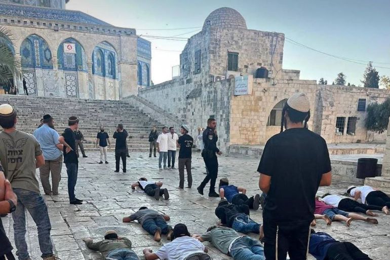 مستوطنون يؤدون السجود الملحمي خلال اقتحامهم للأقصى ضمن محاولات الاستعراض لفرض السيادة