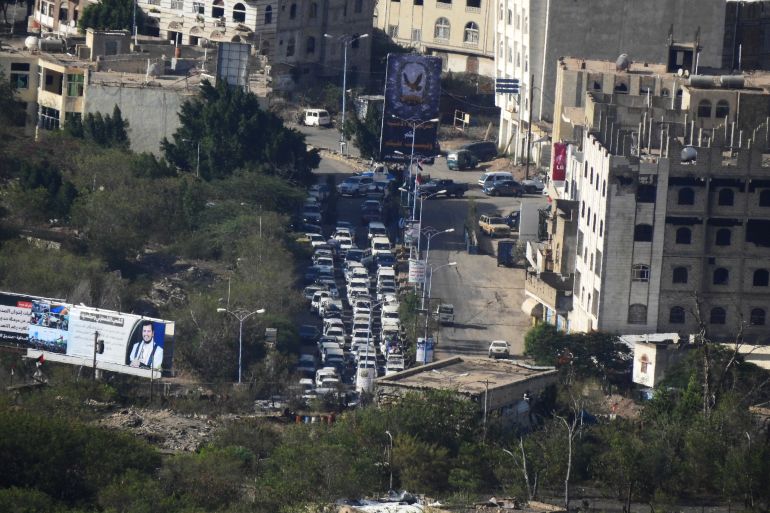 قبل إغلاقه كان المنفذ يكتظ بالمركبات، الصورة من المنفذ الشرقي في اتجاه الحوبان (الجزيرة)