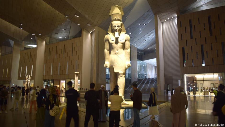 حد يناوله الفوطة”.. مصريون يمازحون رمسيس الثاني بعد تنظيفه حد يناوله الفوطة".. مصريون يمازحون رمسيس الثاني بعد تنظيفه