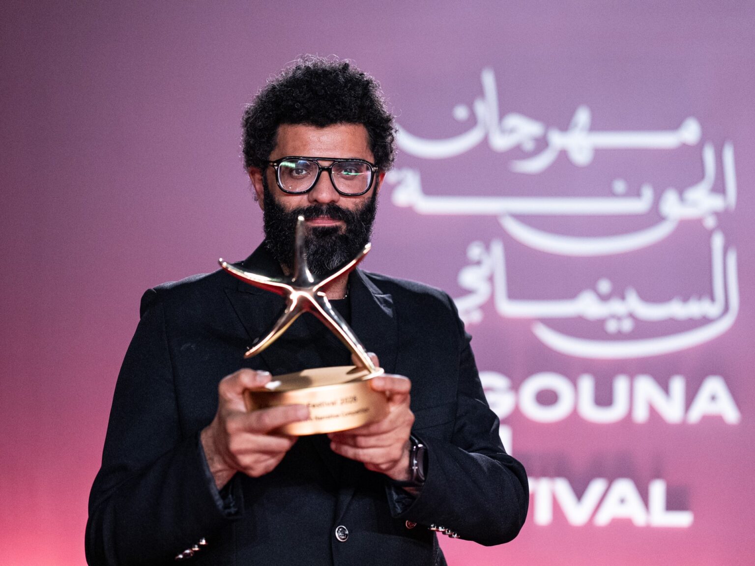 بعد فوز “خروج آمن” بأول ذهبية مصرية في الجونة.. محمد حماد يكشف للجزيرة كواليس الفيلم | فن بعد فوز "خروج آمن" بأول ذهبية مصرية في الجونة.. محمد حماد يكشف للجزيرة كواليس الفيلم | فن
