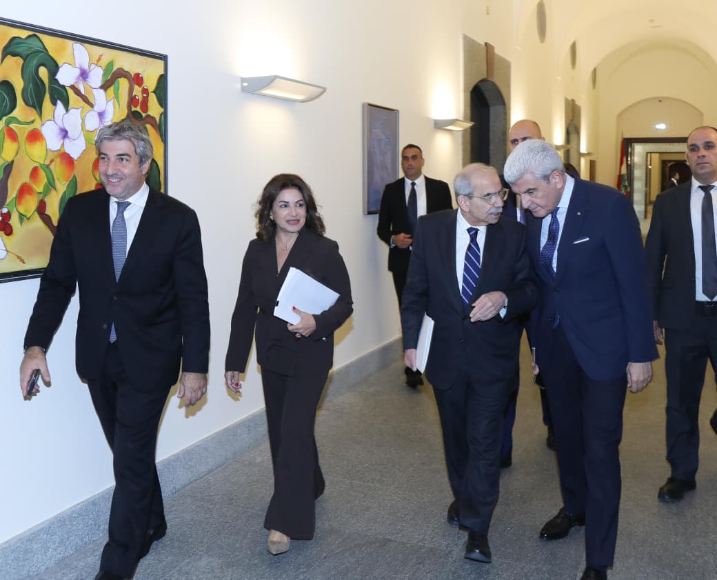 قبل الدخول إلى جلسة الحكومة (مجلس الوزراء).