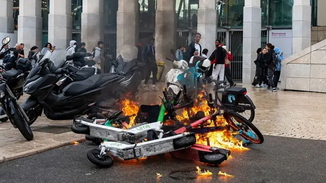 تُظهر هذه الصورة دراجات كهربائية محترقة بالقرب من مدرسة سانت شارل الثانوية وسط احتجاجات طلاب المدارس الثانوية في مرسيليا، جنوب فرنسا، في 1 أكتوبر/تشرين الأول 2026.